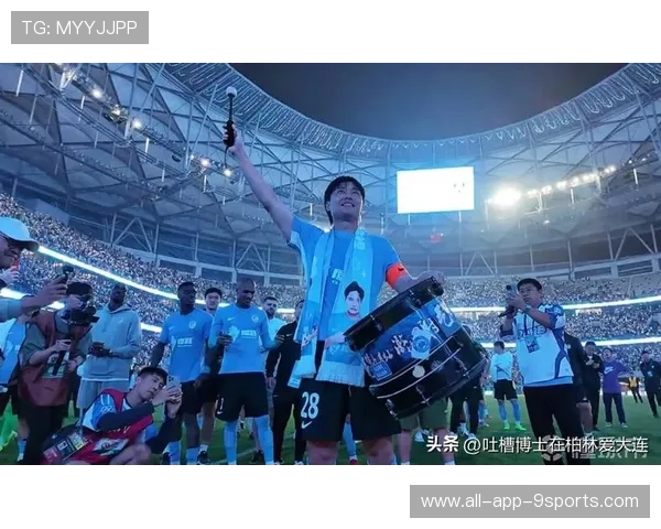 大连球迷组织发动应援，主场氛围被称为“第十二人”